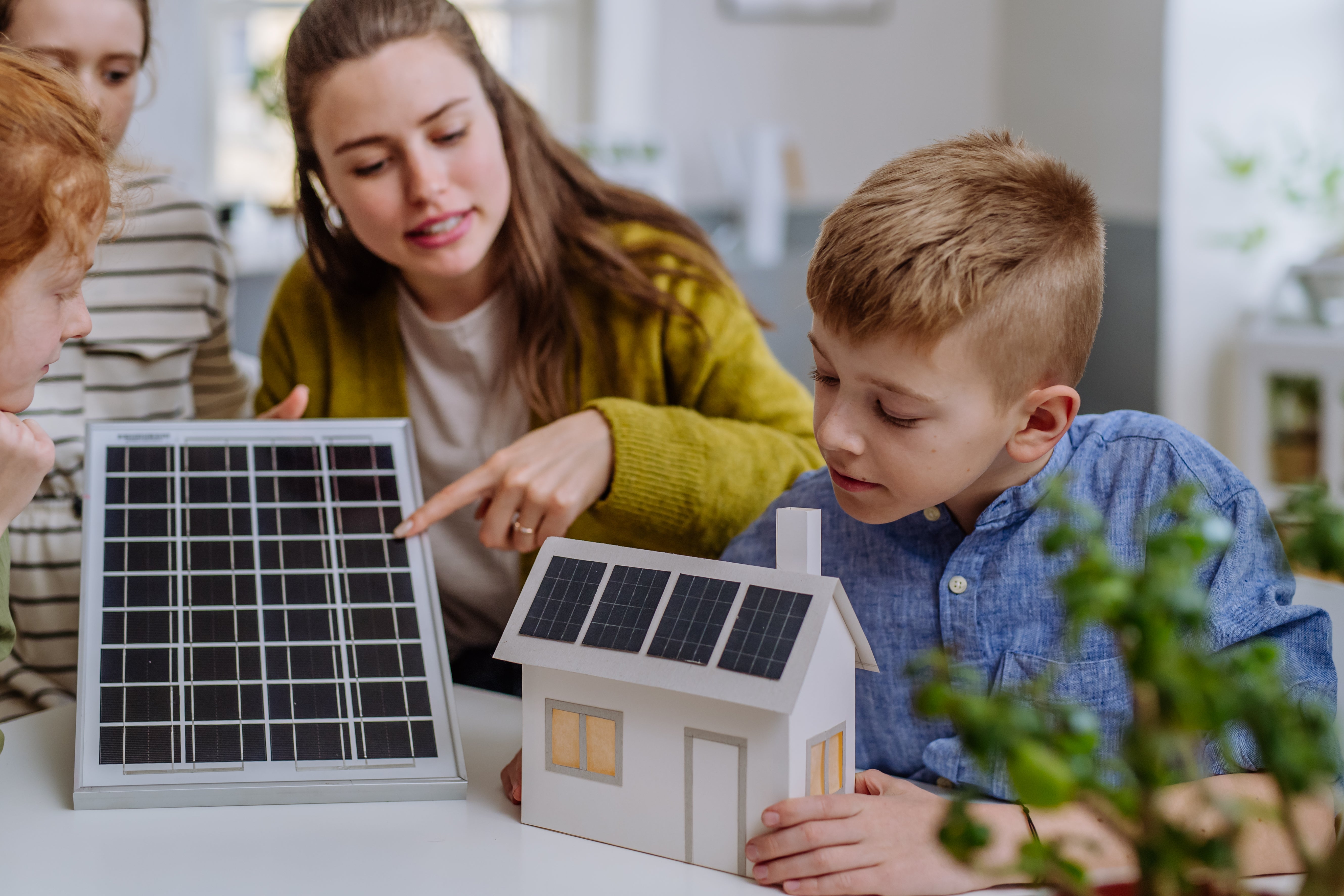 Geothermie und Solarenergie: Zwei wichtige erneuerbare Energiequellen im Vergleich
